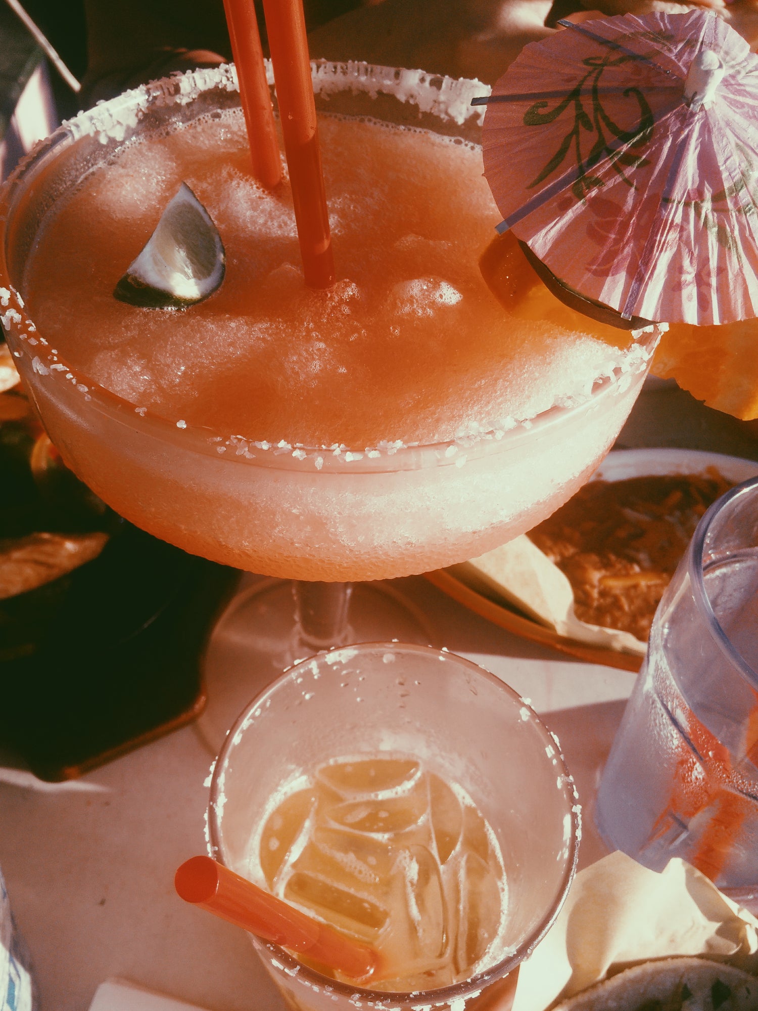 Sommer Cocktails mit schöner Verzierung.