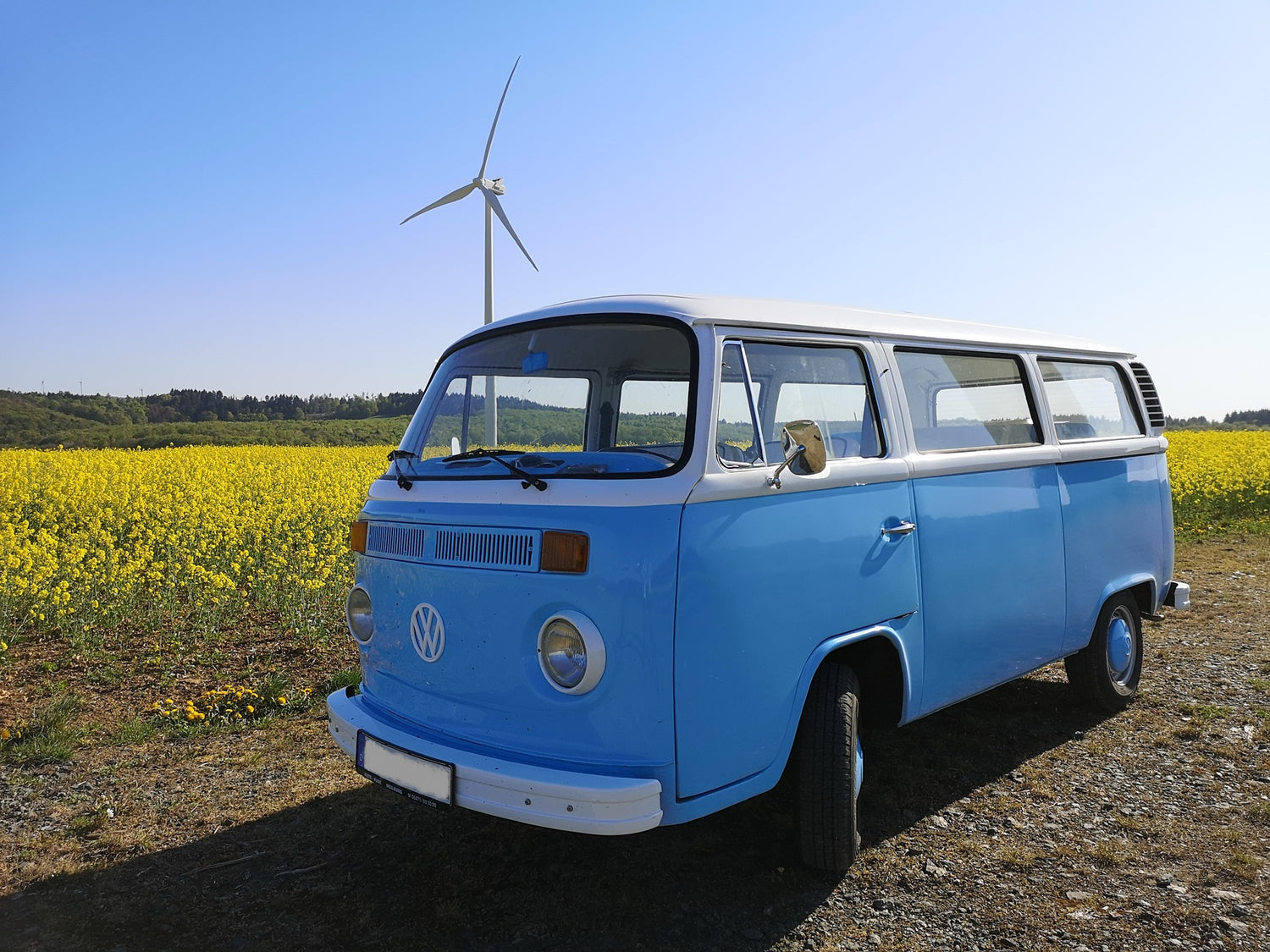 VW Bulli T2 in Babyblau.