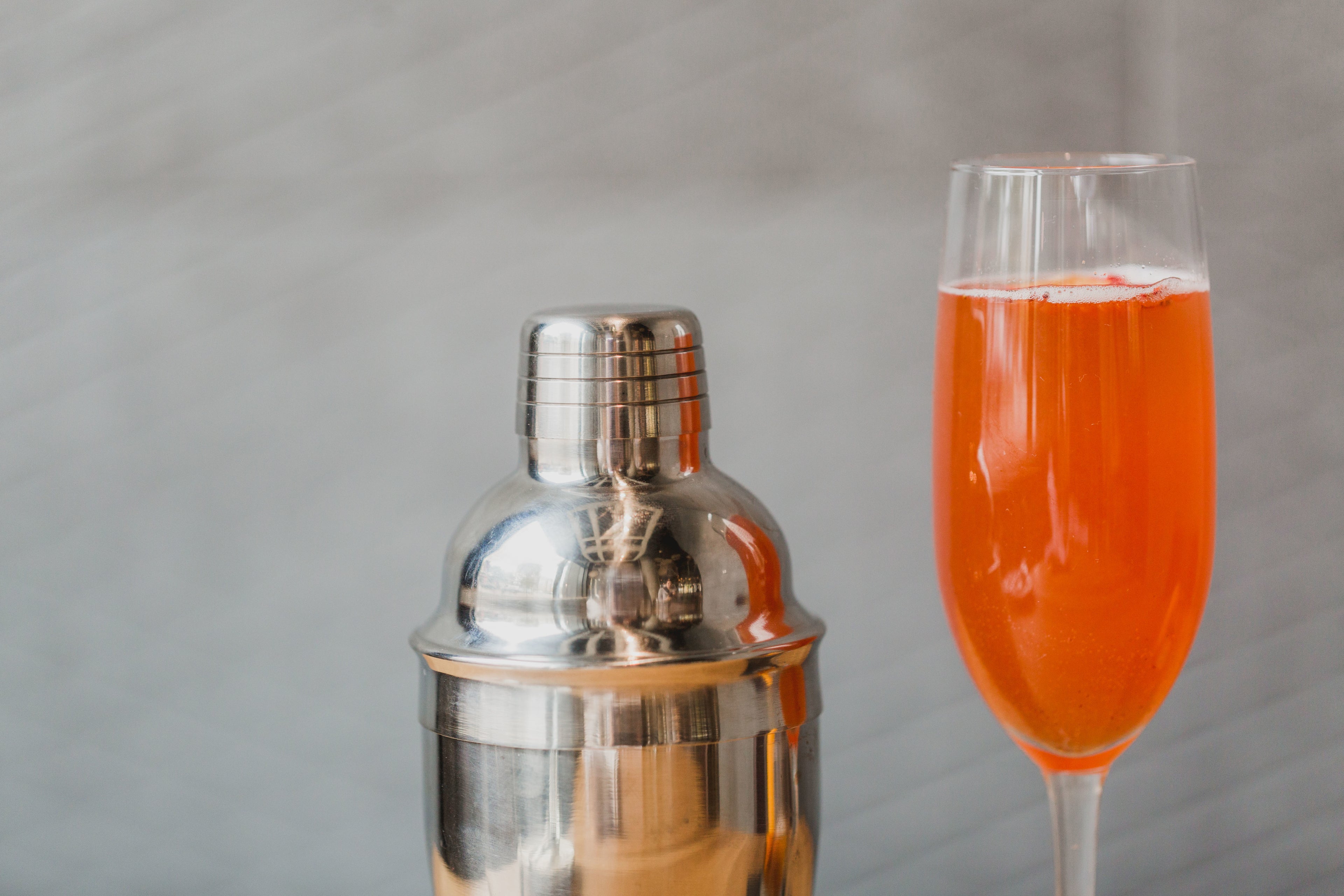 Cocktail stehe neben einem Shaker